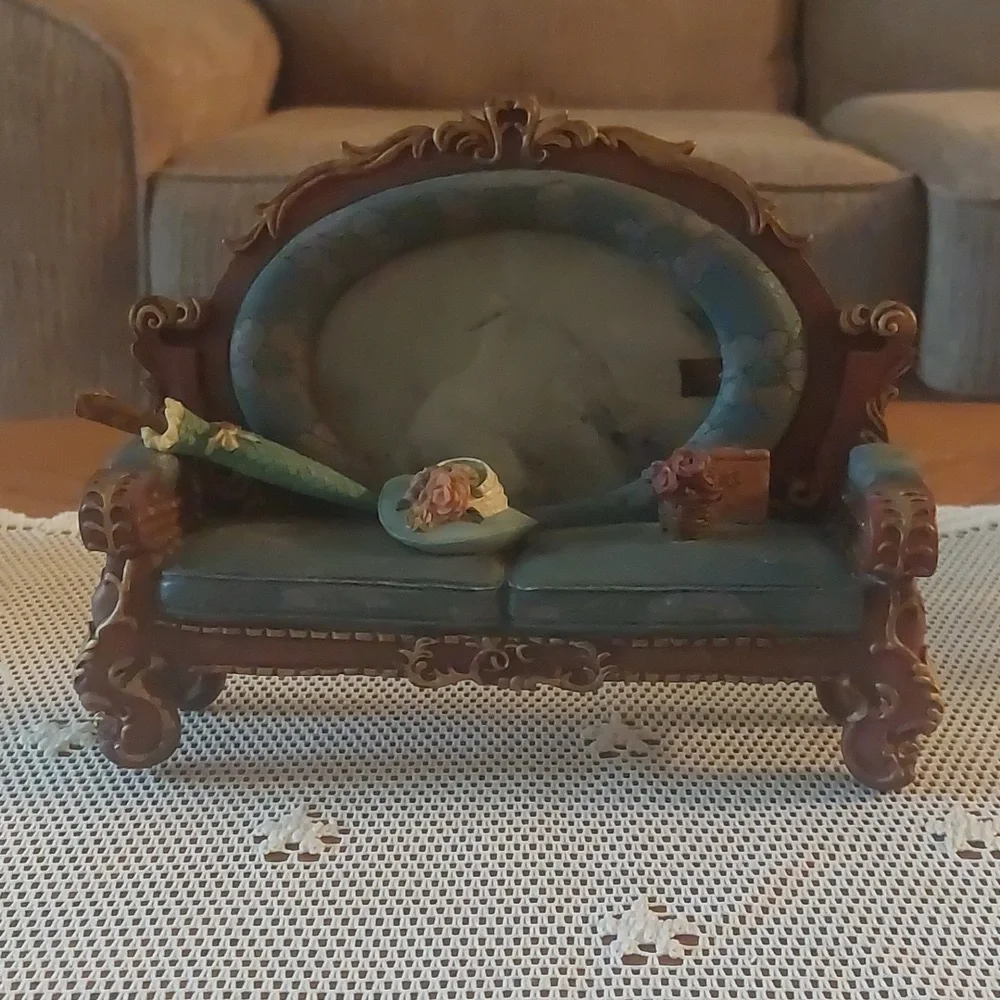 Victorian Style Loveseat Sofa Unique Picture Frame Holder